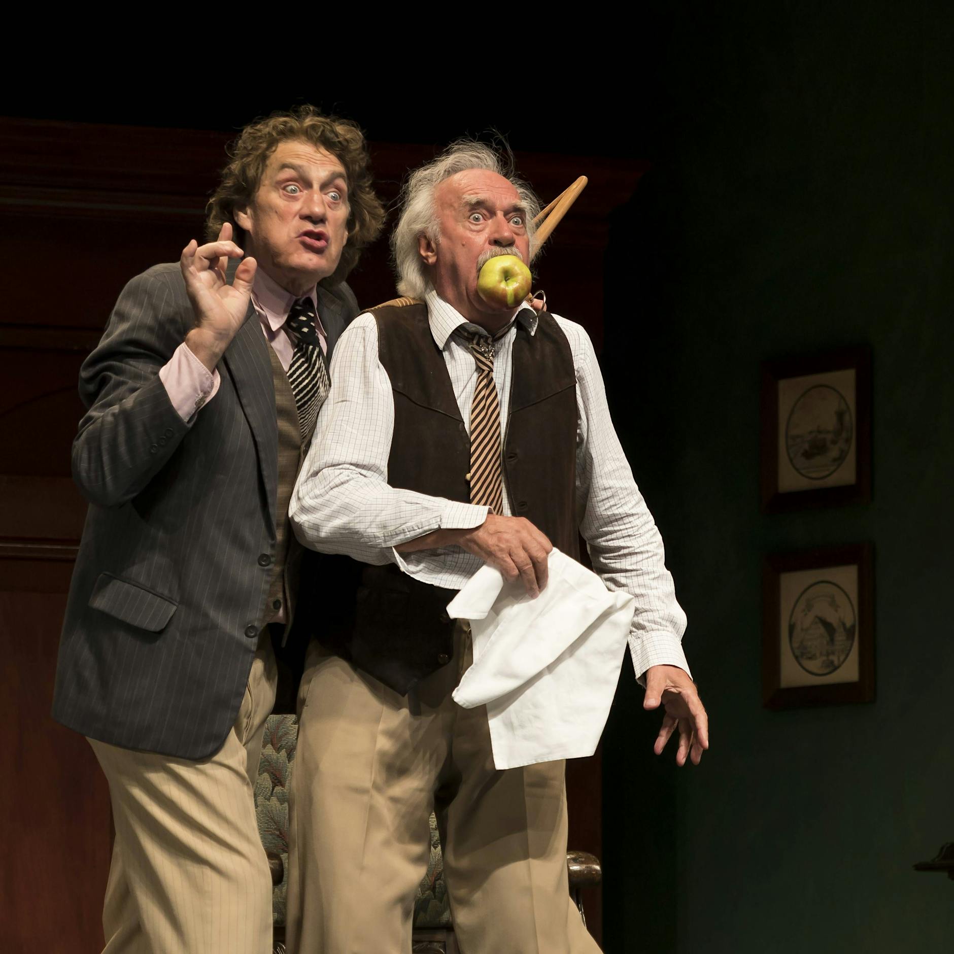 Wie wäre es mit einem Sakko von DDR-Star Winfried Glatzeder? Die Kudamm-Theater verkaufen jetzt ihre edlen Stücke