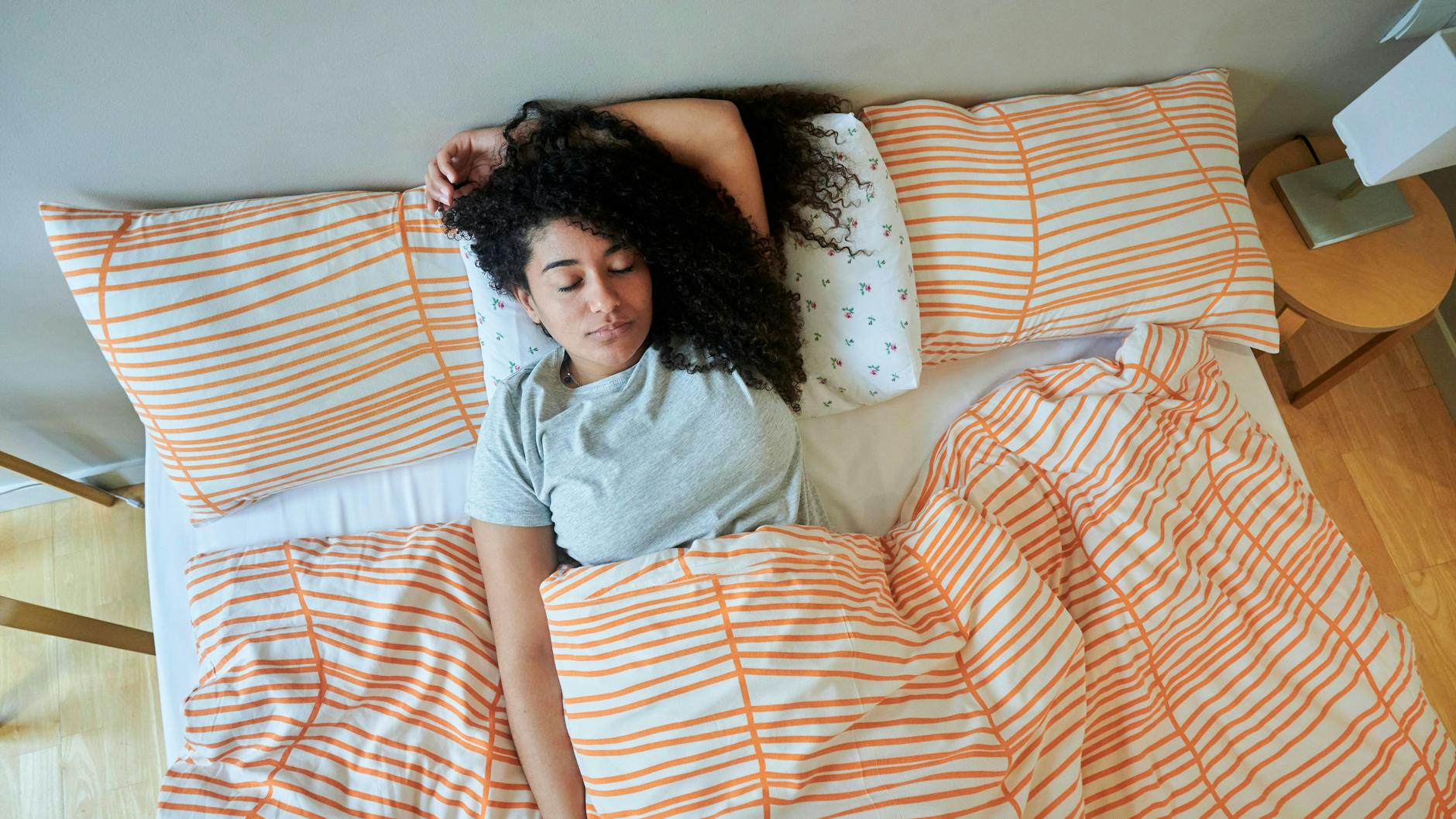 Die beste Schlafposition bei Rückenschmerzen ist das Schlafen auf dem Rücken.