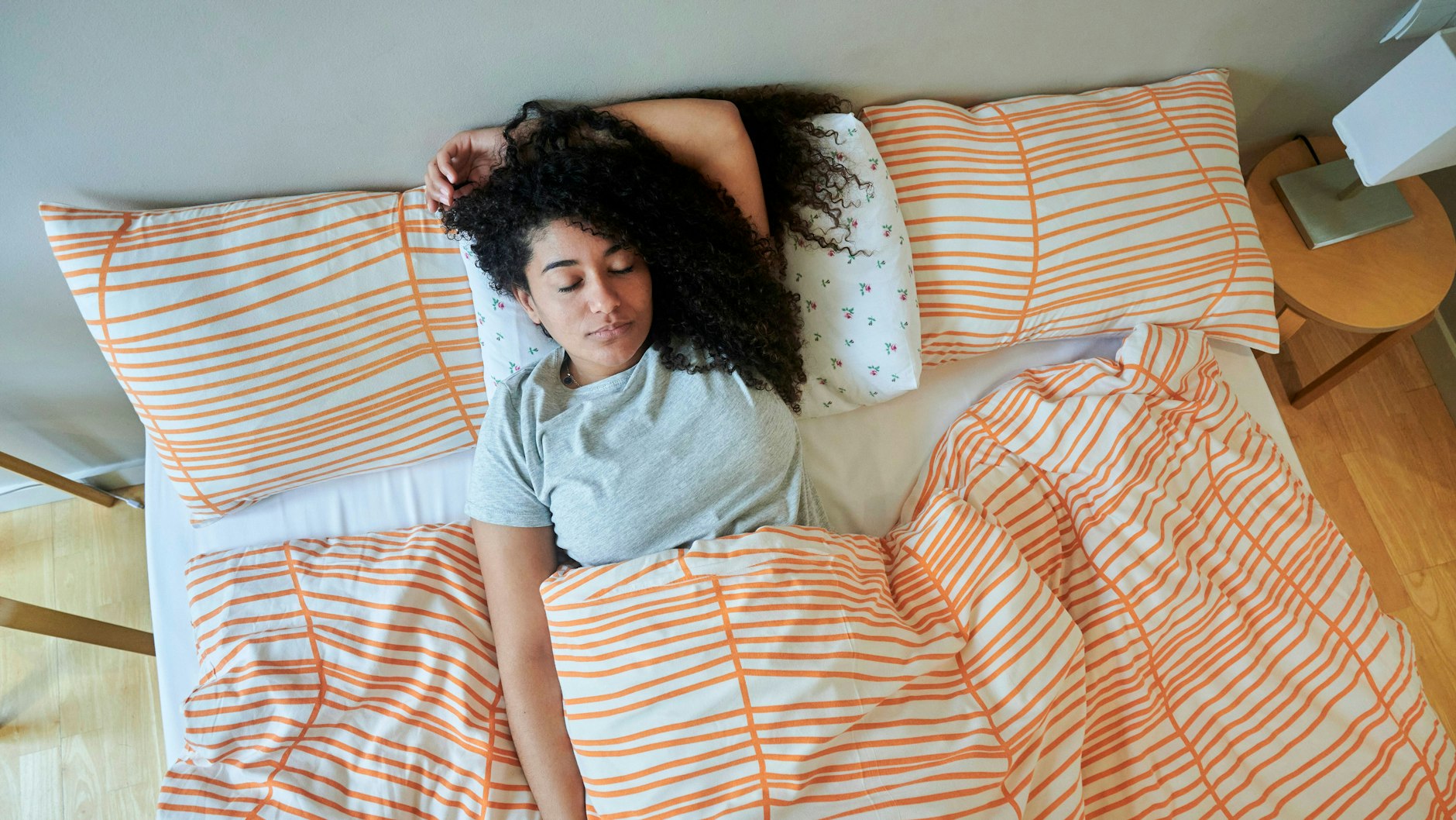 Die beste Schlafposition bei Rückenschmerzen ist das Schlafen auf dem Rücken.