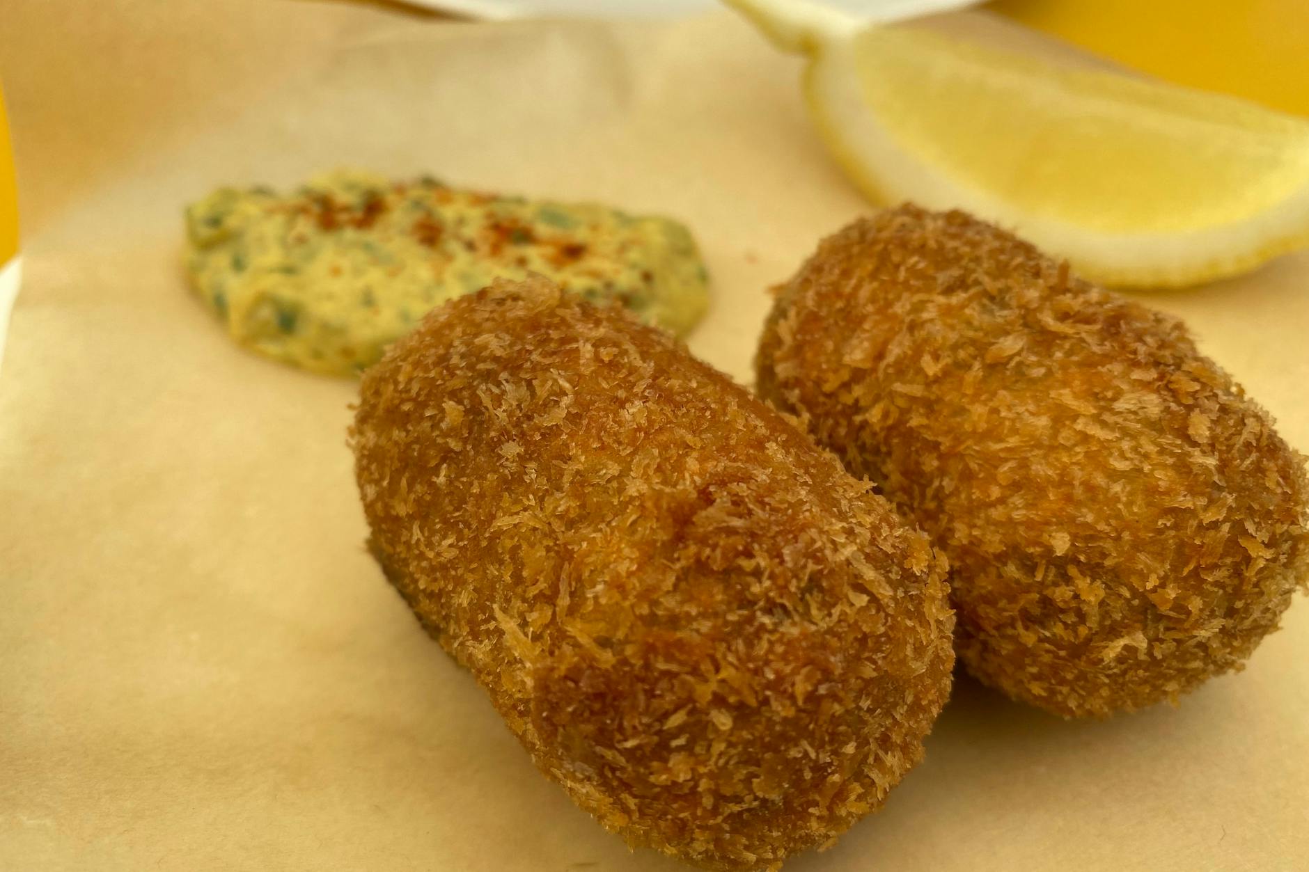 <em>Close up</em> auf frittiertes Glück: Die Rindfleisch-Kroketten erinnern an die Klassenfahrt in den Niederlanden. Nur schmecken die goldenen Teilchen besser als Bitterballen.