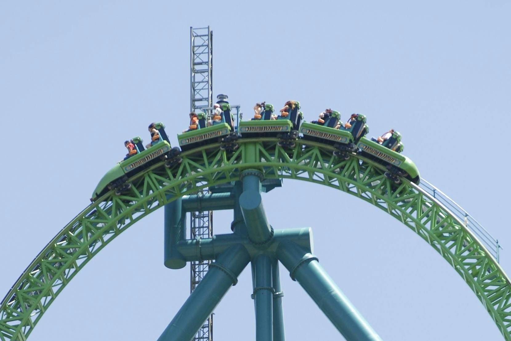 An der Spitze der 139 Meter hohen Achterbahn Kingda Ka stürzt der Zug ins Bodenlose.