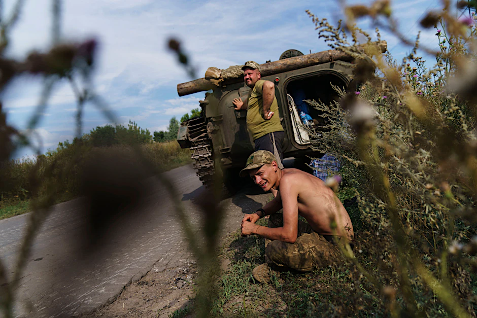 Ukrainische Soldaten warten mit ihrem Panzer auf einer Landstraße in der Region Donezk.