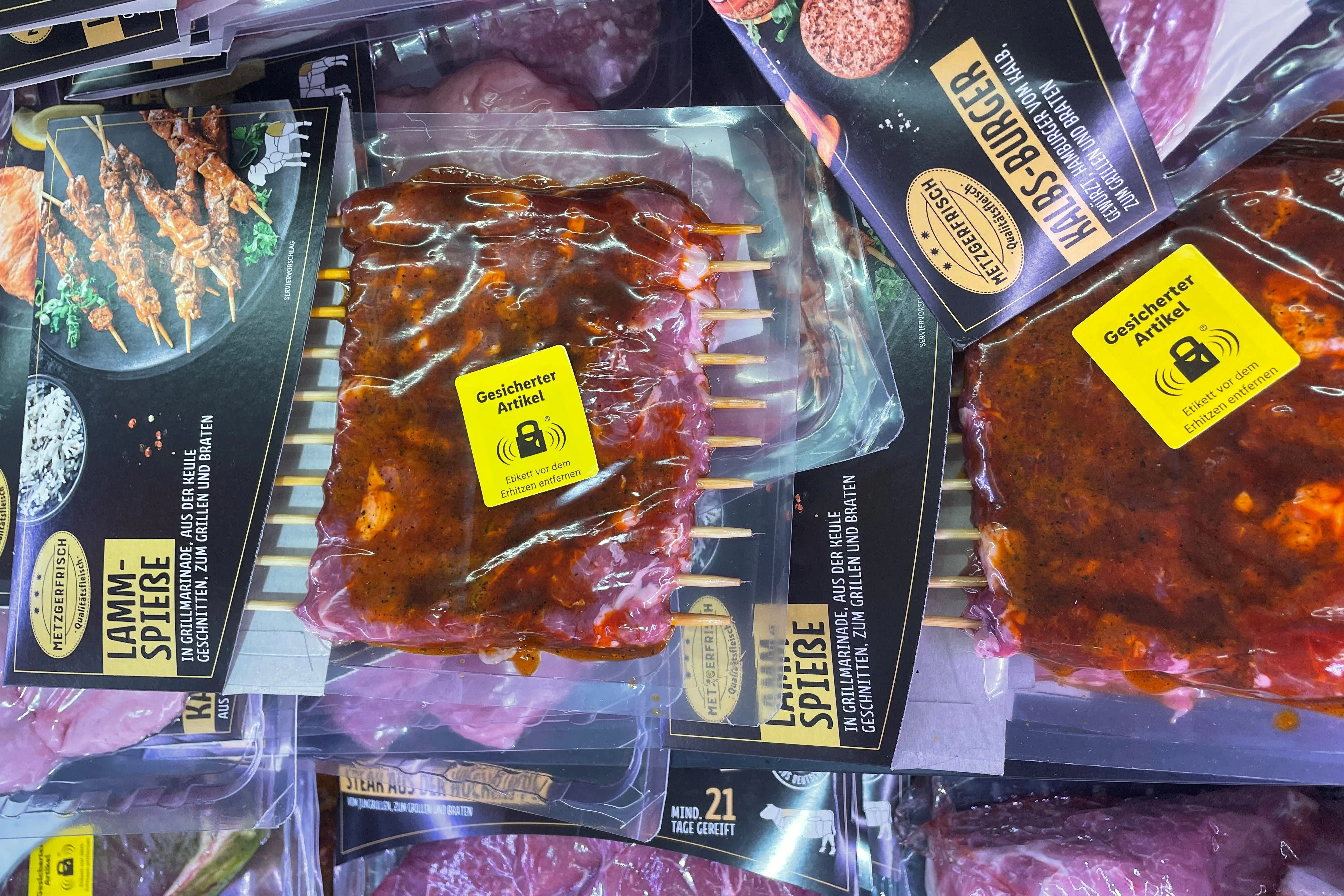 Gesicherte Lebensmittel in einem Berliner Supermarkt am Donnerstag.