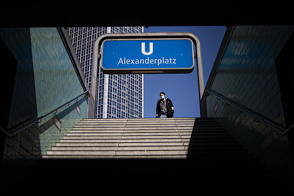 Ein Mann mit Mundschutz betritt den U-Bahnhof am Alexanderplatz in Berlin.
