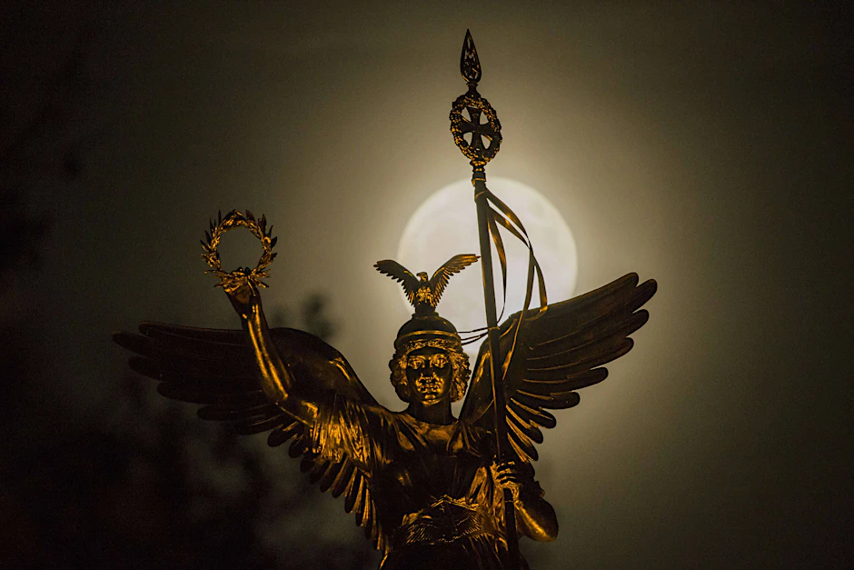 Ein Supermond scheint hinter der Siegessäule.
