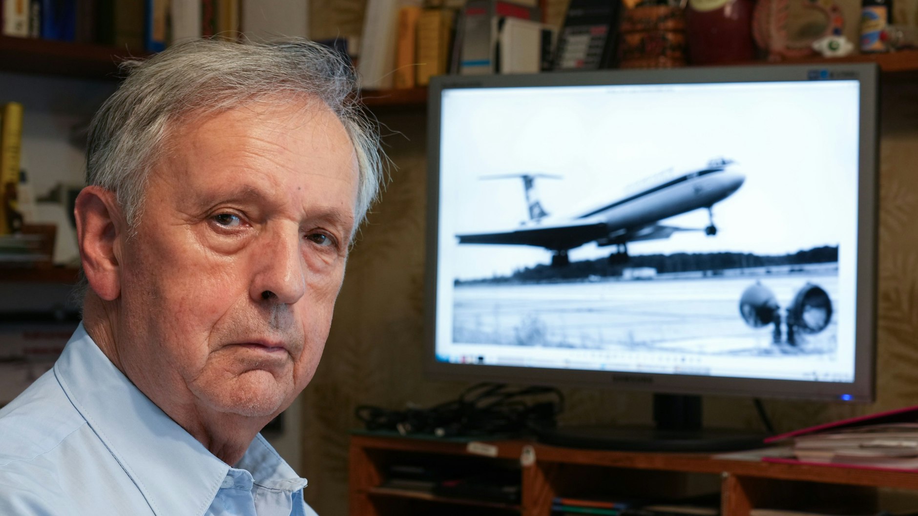 Jörn Lehweß-Litzmann sitzt in seinem Büro vor einem Computerdisplay, auf dem eine baugleiche IL-62 bei der Landung zu sehen ist. Der damalige Interflug-Ingenieur war Mitglied der Untersuchungskommission des Flugzeugunglücks von 1972.
