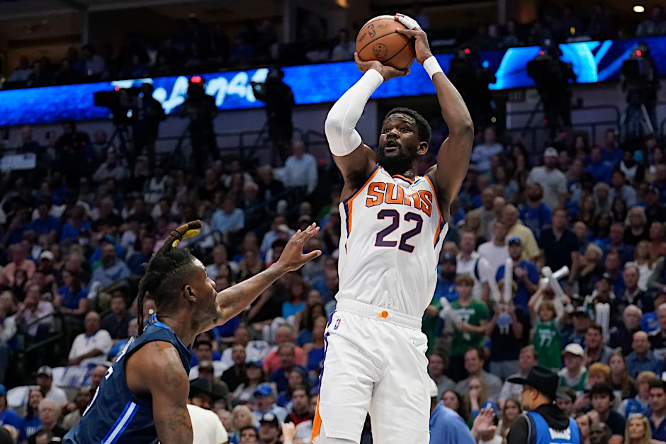 ARCHIV - Soll in den kommenden vier Jahren rund 131 Millionen Euro bei den Phoenix Suns verdienen: Center Deandre Ayton (r, 22).  