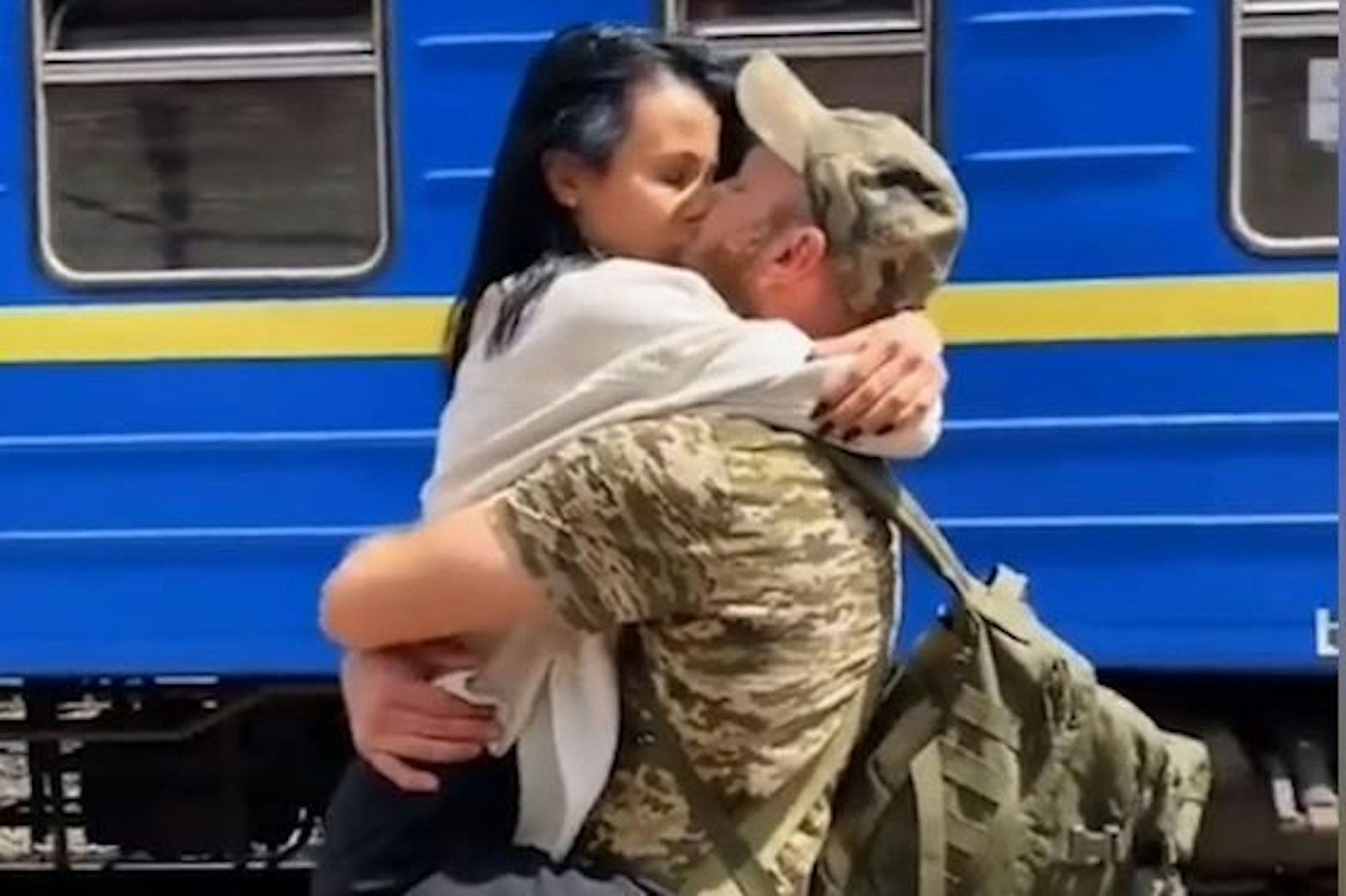 Ein Ukraine-Soldat kehrt heim.