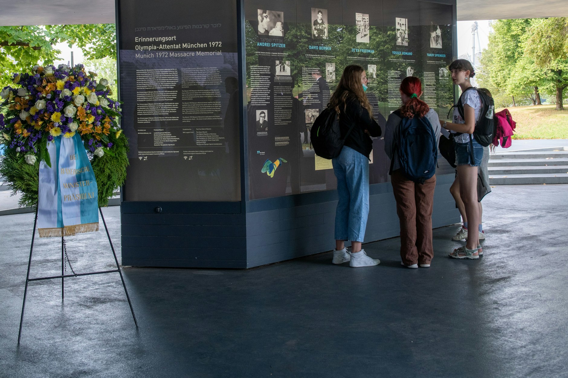 Am Erinnerungsort zum Attentat bei den Olympischen Spielen 1972 in München stehen junge Frauen (Archivfoto) .