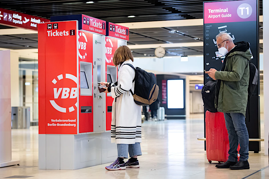 Zahlen, bitte! Kunden und Fahrscheinautomaten im Bahnhof unter dem Flughafen BER. Auch hier können nicht nur 9-Euro-Tickets, sondern auch Karten zum regulären Tarif erworben werden.