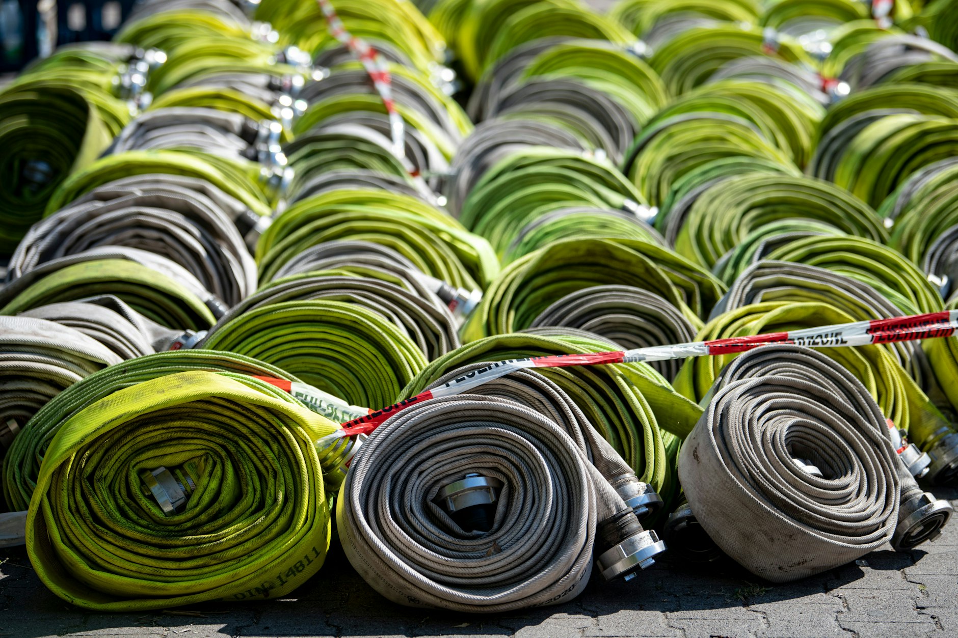 Die Feuerwehrschläuche sind aufgerollt. Jetzt übernimmt die Polizei auf dem Sprengplatz Grunewald.