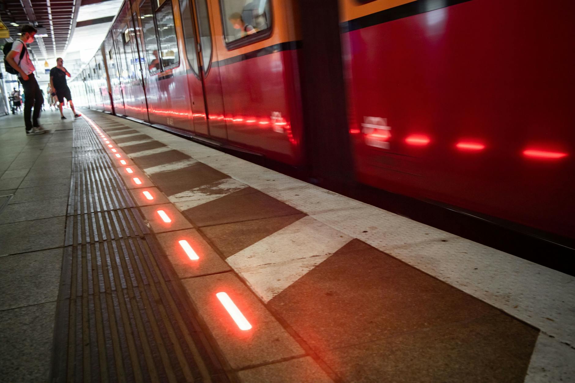 Da war sie noch in Betrieb: die leuchtende Bahnsteigkante am Gleis 1 im Bahnhof Südkreuz.