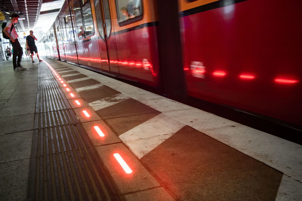 Rätsel am Südkreuz: Was ist mit der leuchtenden Bahnsteigkante passiert?
