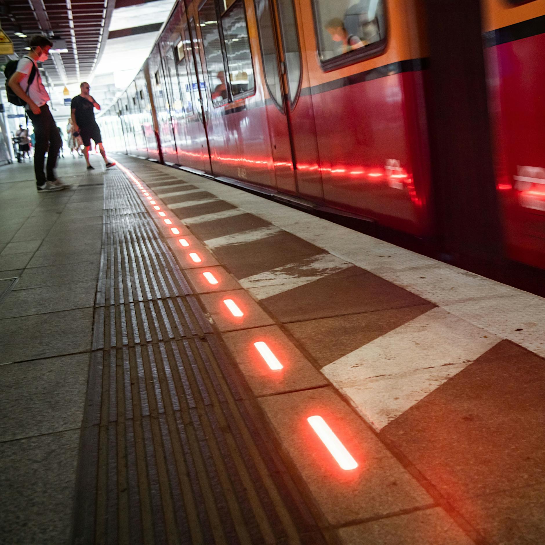 Bahnhof Südkreuz: Was ist mit der leuchtenden Bahnsteigkante der Deutschen Bahn passiert?