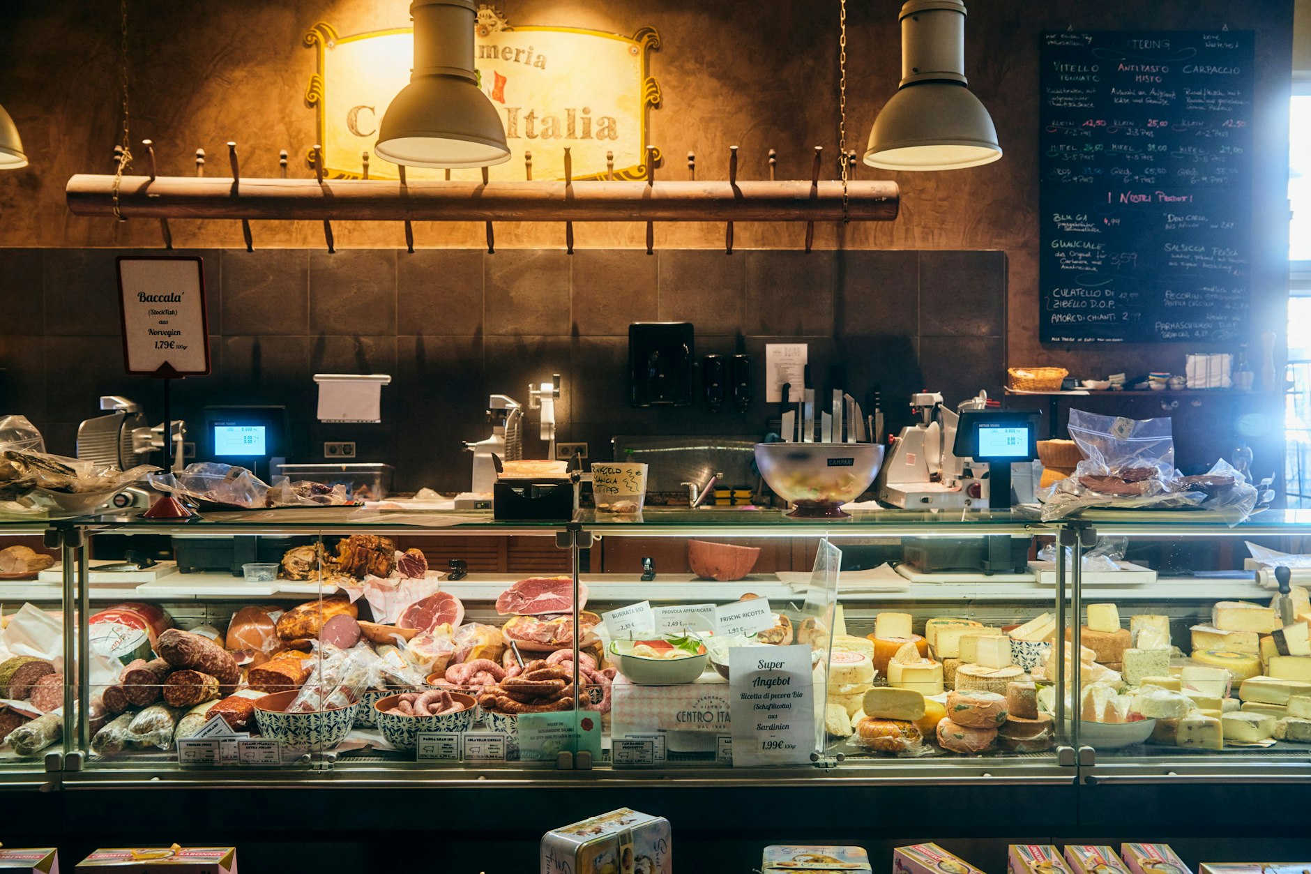 An der Frischetheke kann man sich kaum satt sehen: der italienische Supermarkt Centro Italia in Charlottenburg.