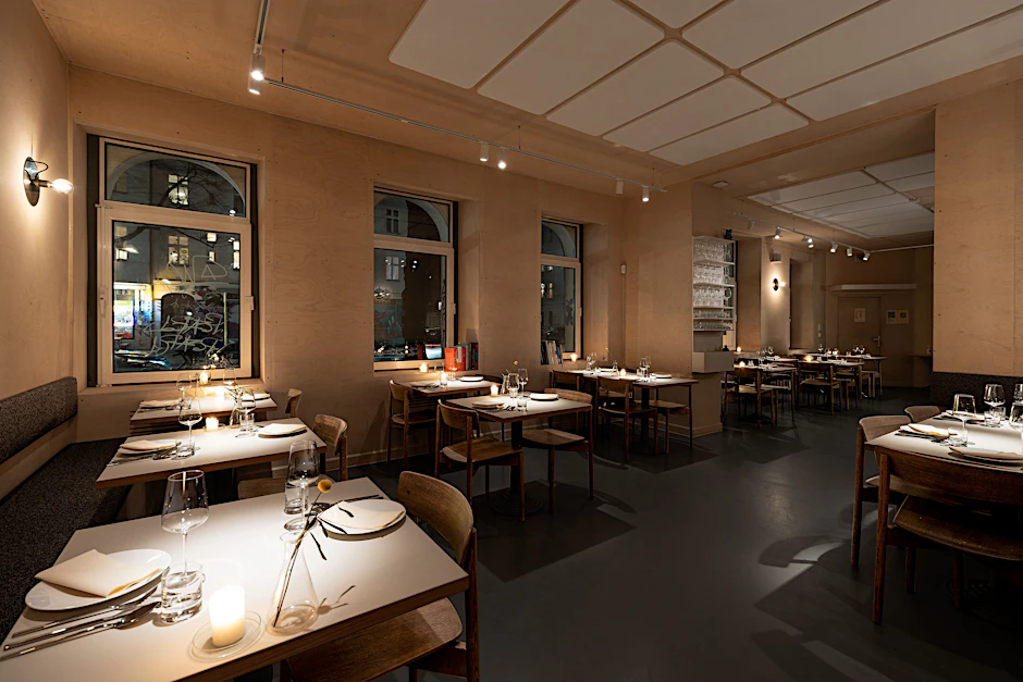 So reduziert, wie es jetzt überall in Berlin trendig ist: das Restaurant Merold in der Pannierstraße in Berlin-Neukölln