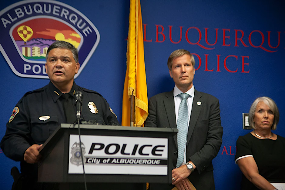Harold Medina, Polizeichef von Albuquerque, gibt eine Pressekonferenz neben Bürgermeister Tim Keller und Gouverneurin Michelle Lujan Grisham.   Journal via ZUMA/dpa