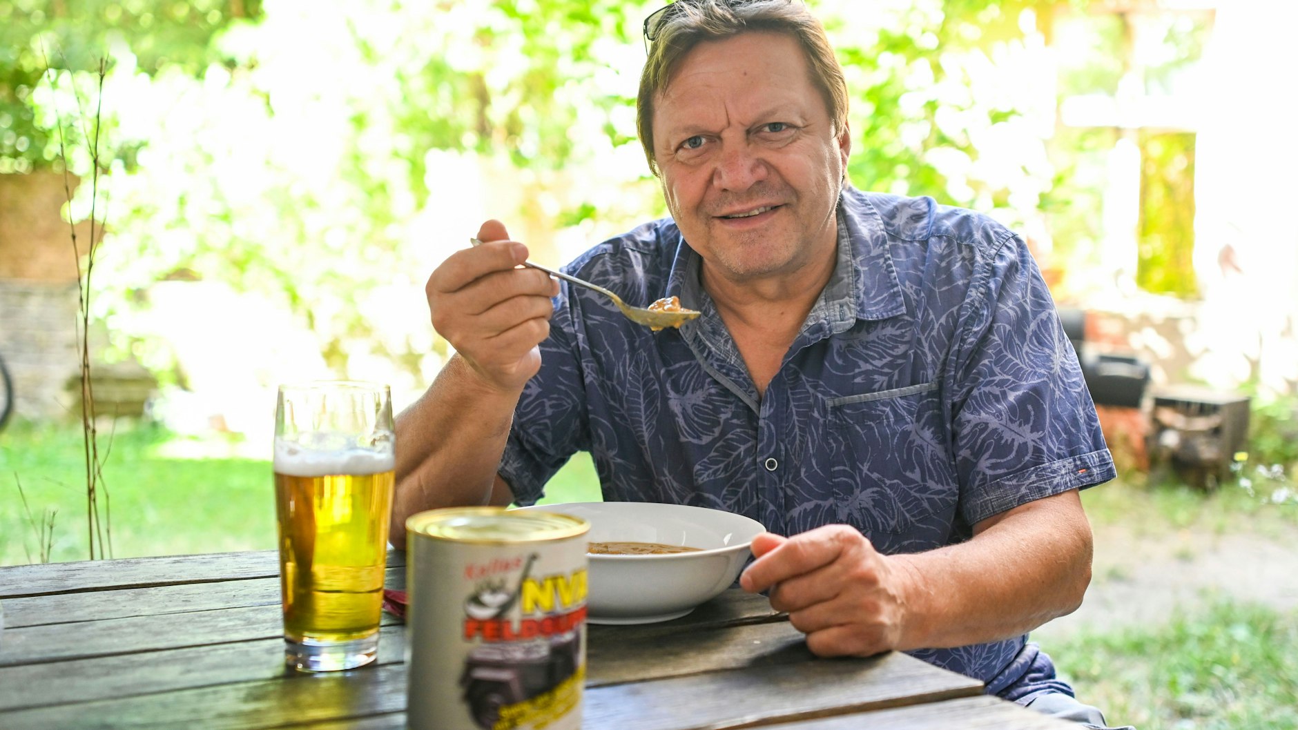 Ronny Tätweiler (59) war bei der NVA und hat die Feldsuppe für den KURIER getestet.