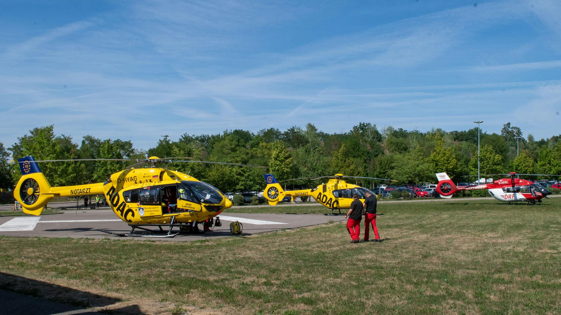 Rettungshubschrauber sind auf einem Feld in der Nähe des Legolands gelandet.