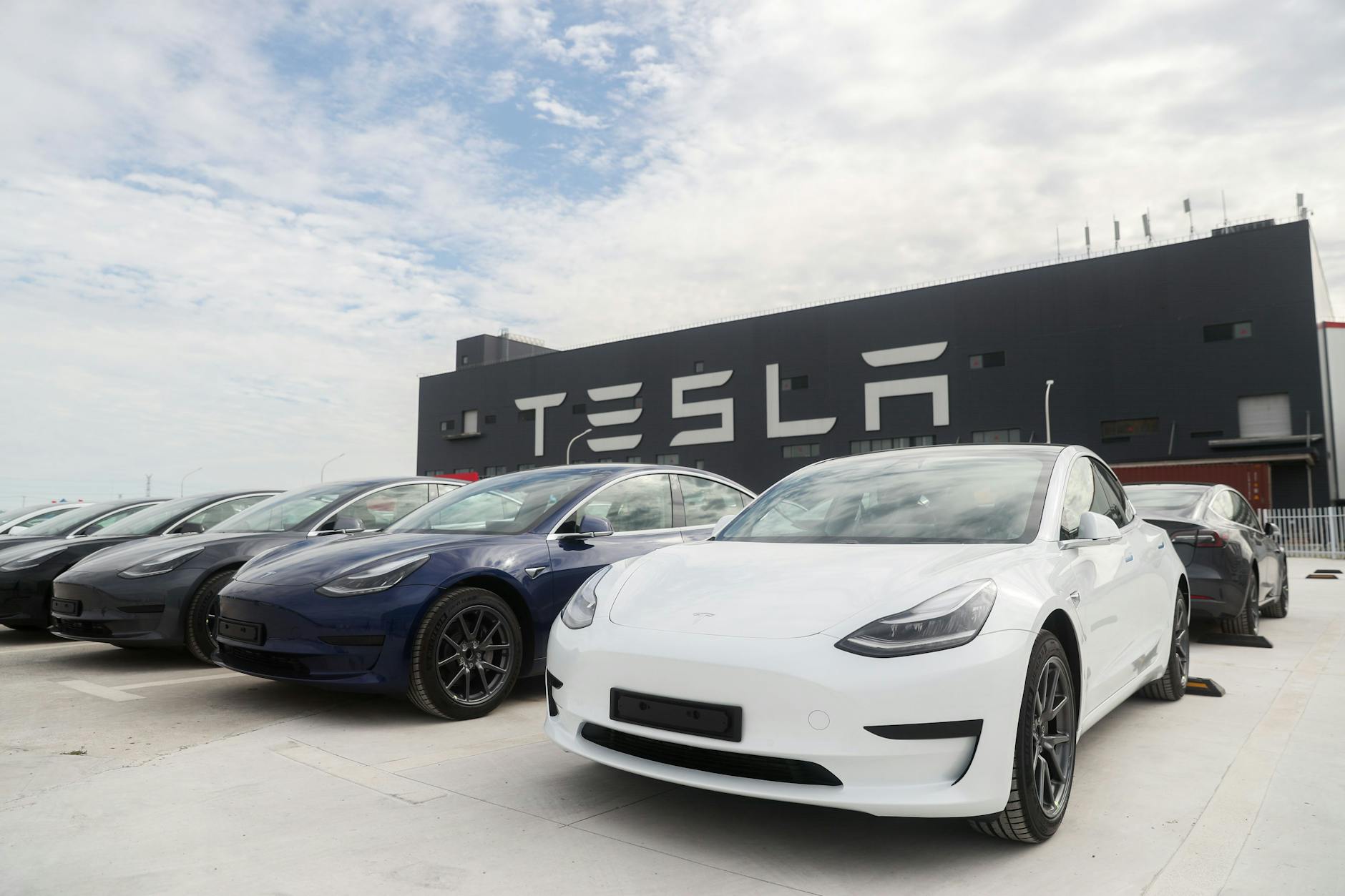 Im Experiment testete die Organisation einen selbstfahrenden Tesla „Model 3“.