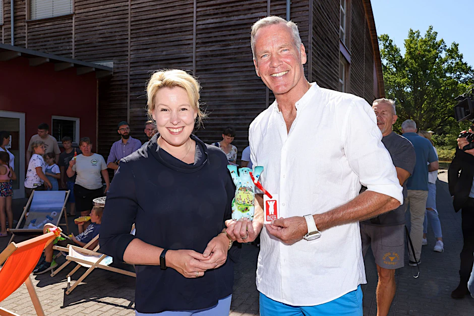 Berlins Regierende Bürgermeisterin Franziska Giffey übergibt Henry Maske eine «Berliner Bär Figur».  