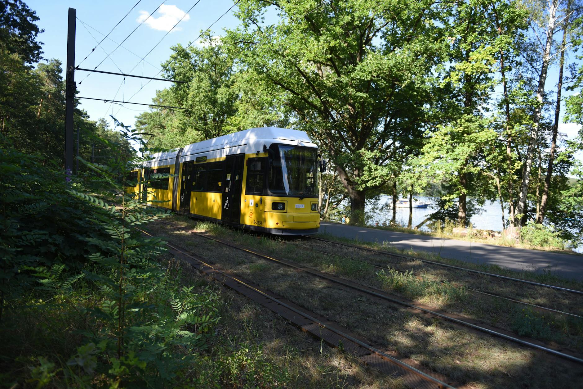 Die Straßenbahnlinie 68 gilt als die schönste Strecke Berlins. Sie ist auch als Uferbahn bekannt. Sie fährt am Langen See vorbei, der Regattastrecke, dem Strandbad Grünau, der Bammelecke.
