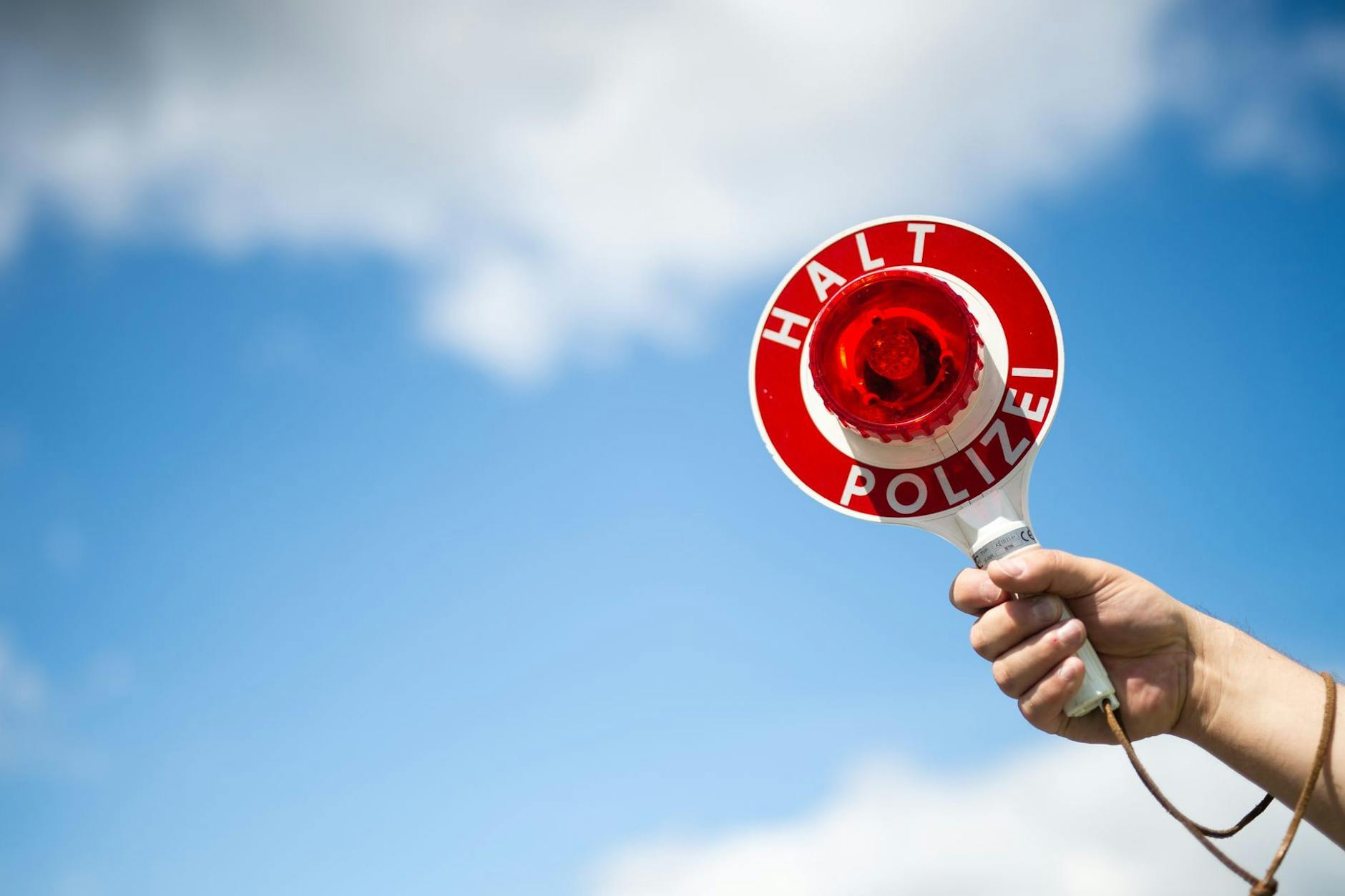 Ein Polizist hält an einer Autobahn eine Polizeikelle. Die Ordnungshüter haben nicht nur mit schweren Verbrechen zu kämpfen.