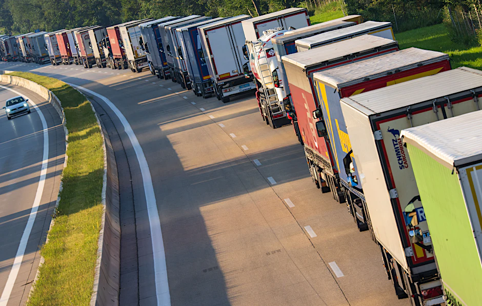 Hunderte Lkw-Fahrer planen eine Sternfahrt durch Berlin. (Symbolbild)