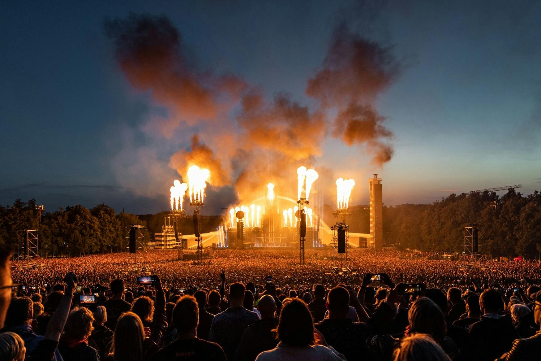 Hunderttausende Menschen sahen die Konzerte von Rammstein bei der Europa-Tour - in der Silvesternacht soll die Bühne der Rocker nun auf der Theresienwiese stehen.