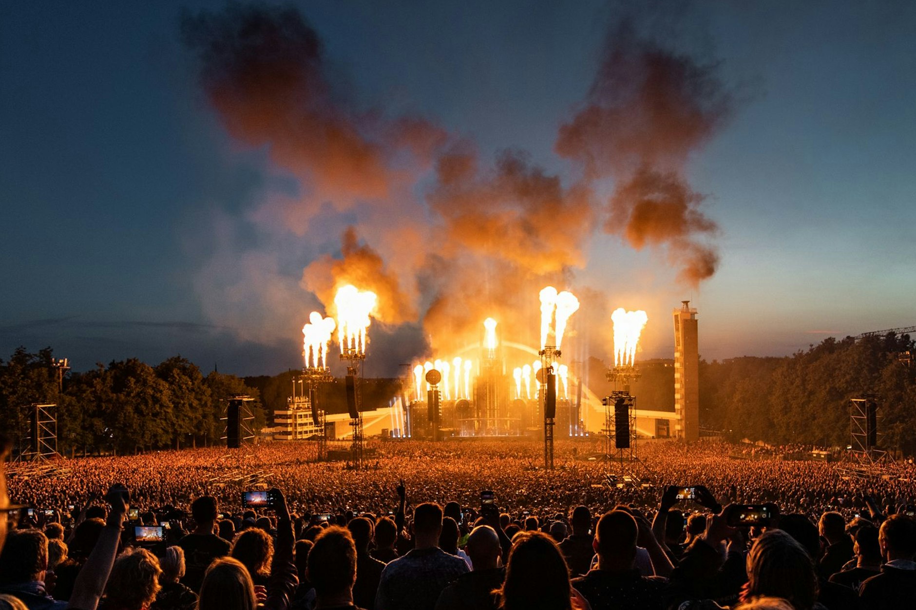 Hunderttausende Menschen sahen die Konzerte von Rammstein bei der Europa-Tour - in der Silvesternacht soll die Bühne der Rocker nun auf der Theresienwiese stehen.