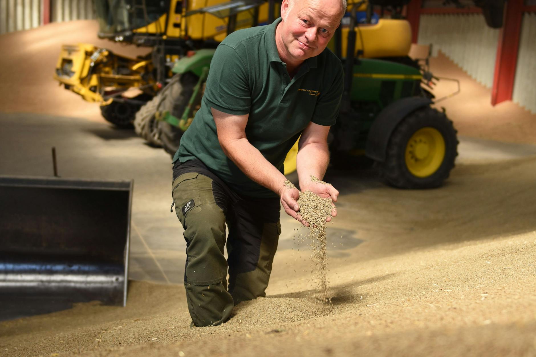 Thomas Kiesel in seiner Scheune auf einem riesigen Berg Roggen.