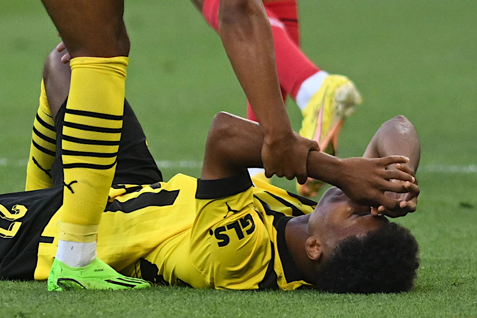 Fällt für Dortmund aus: Karim Adeyemi liegt beim Spiel gegen Leverkusen verletzt auf dem Rasen.  