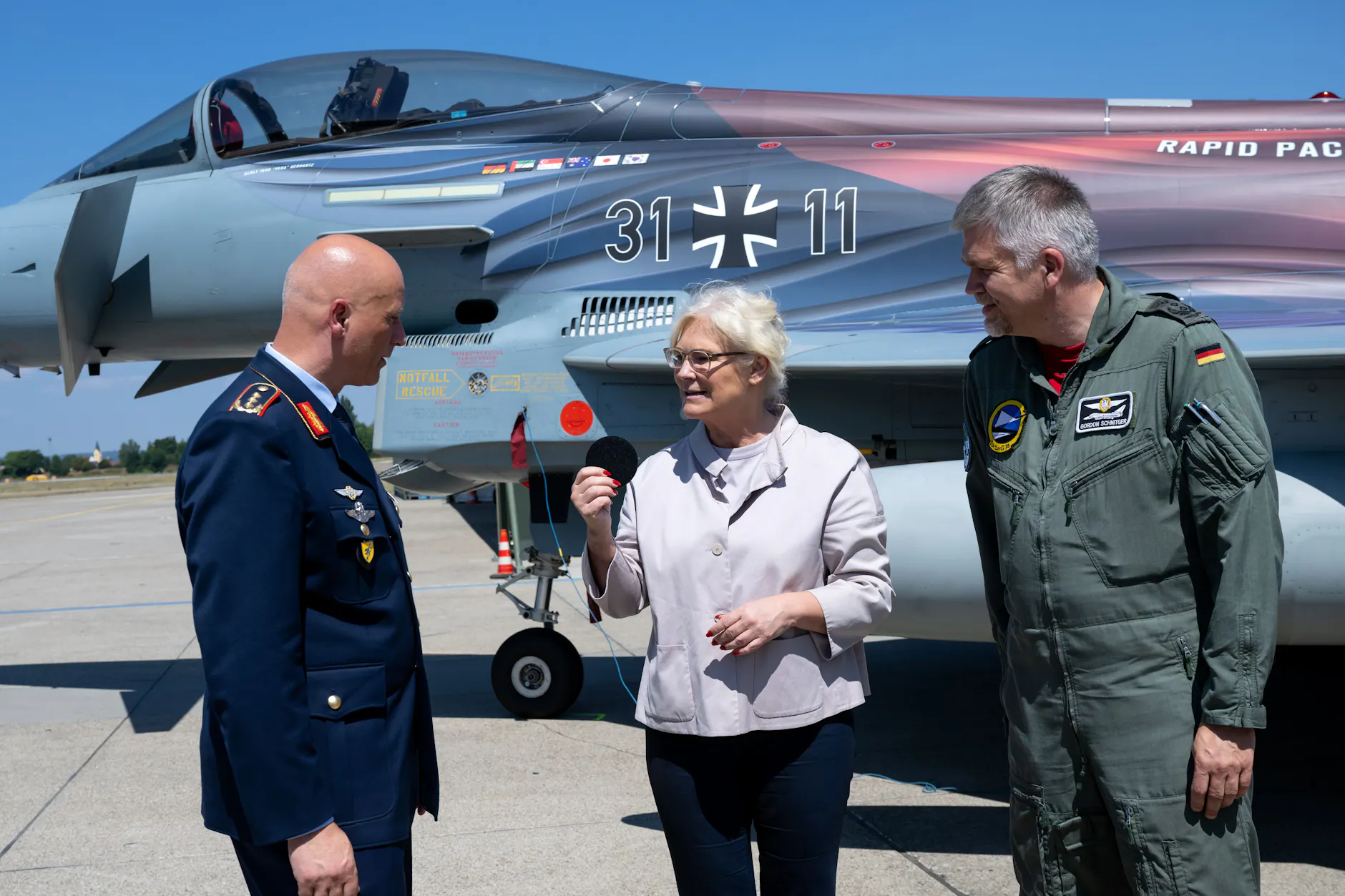 Verteidigungsministerin Christine Lambrecht (SPD) beim Besuch in Neuburg an der Donau, neben ihr Generalleutnant Ingo Gerhartz (l.) und Oberst Gordon Schnitger. Die Eurofighter mussten an diesem Tag auf dem Boden bleiben.