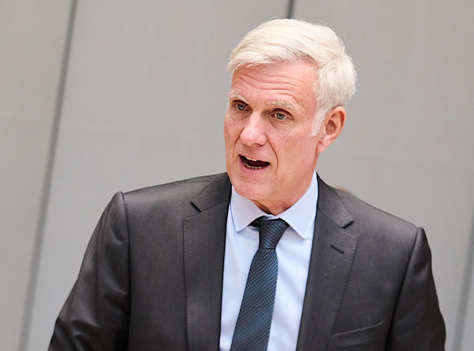 ARCHIV - Stephan Schwarz (parteilos), Senator für Wirtschaft, Energie und Betriebe in Berlin, spricht.  