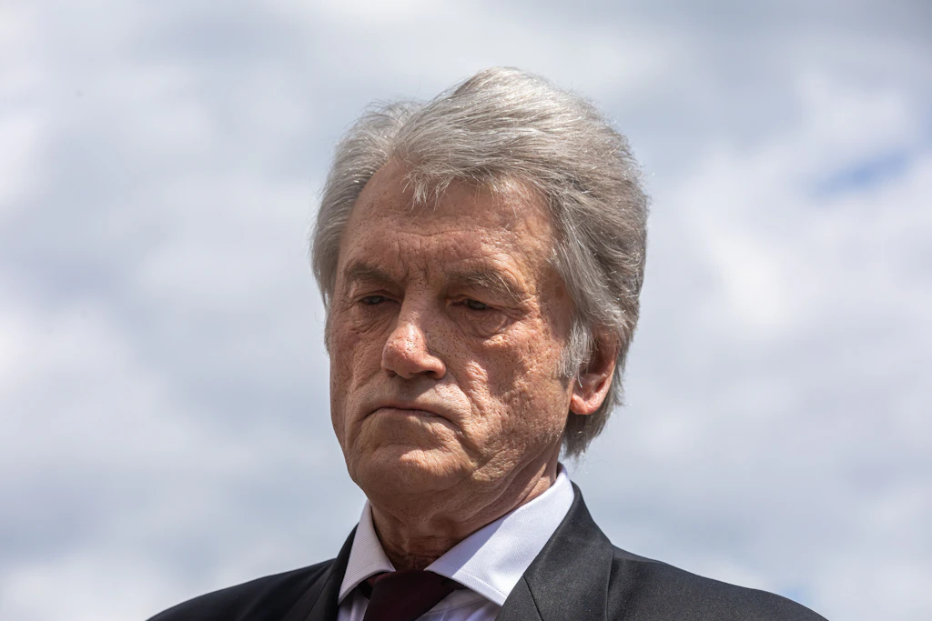 Ukrainischer Ex-Präsident schickt Honigriegel mit Bandera-Bild an die Front