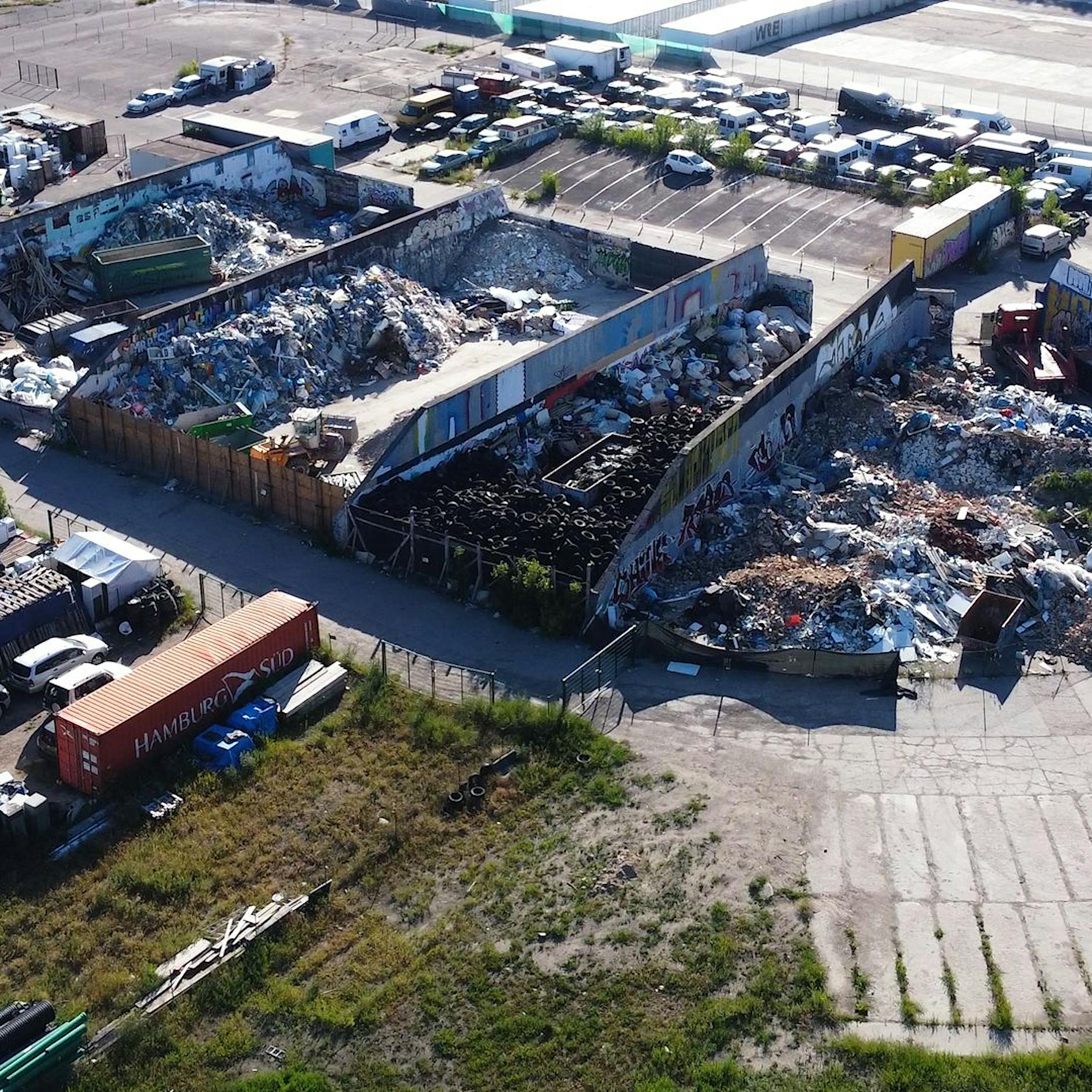 Reifen, Hausrat, Schrott: Wie Müll aus Berlin auf illegalen Deponien Brandenburg verseucht