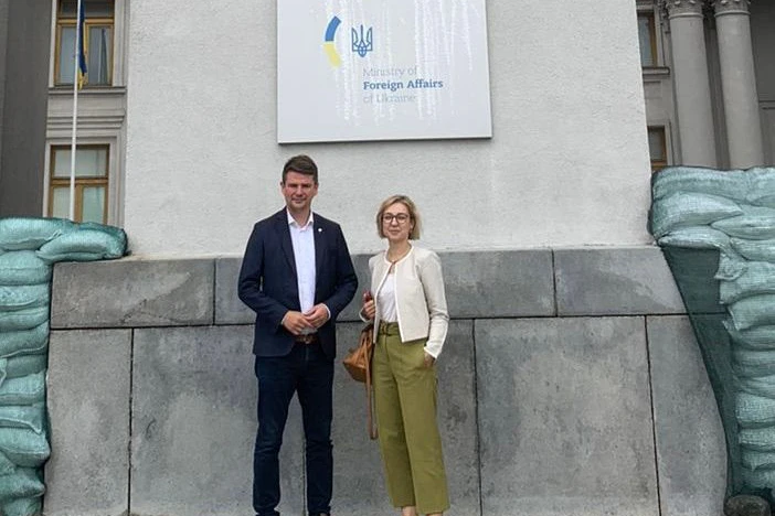 Marcus Faber mit der ukrainischen Abgeordneten Inna Sovsun vor dem Parlament in Kiew
