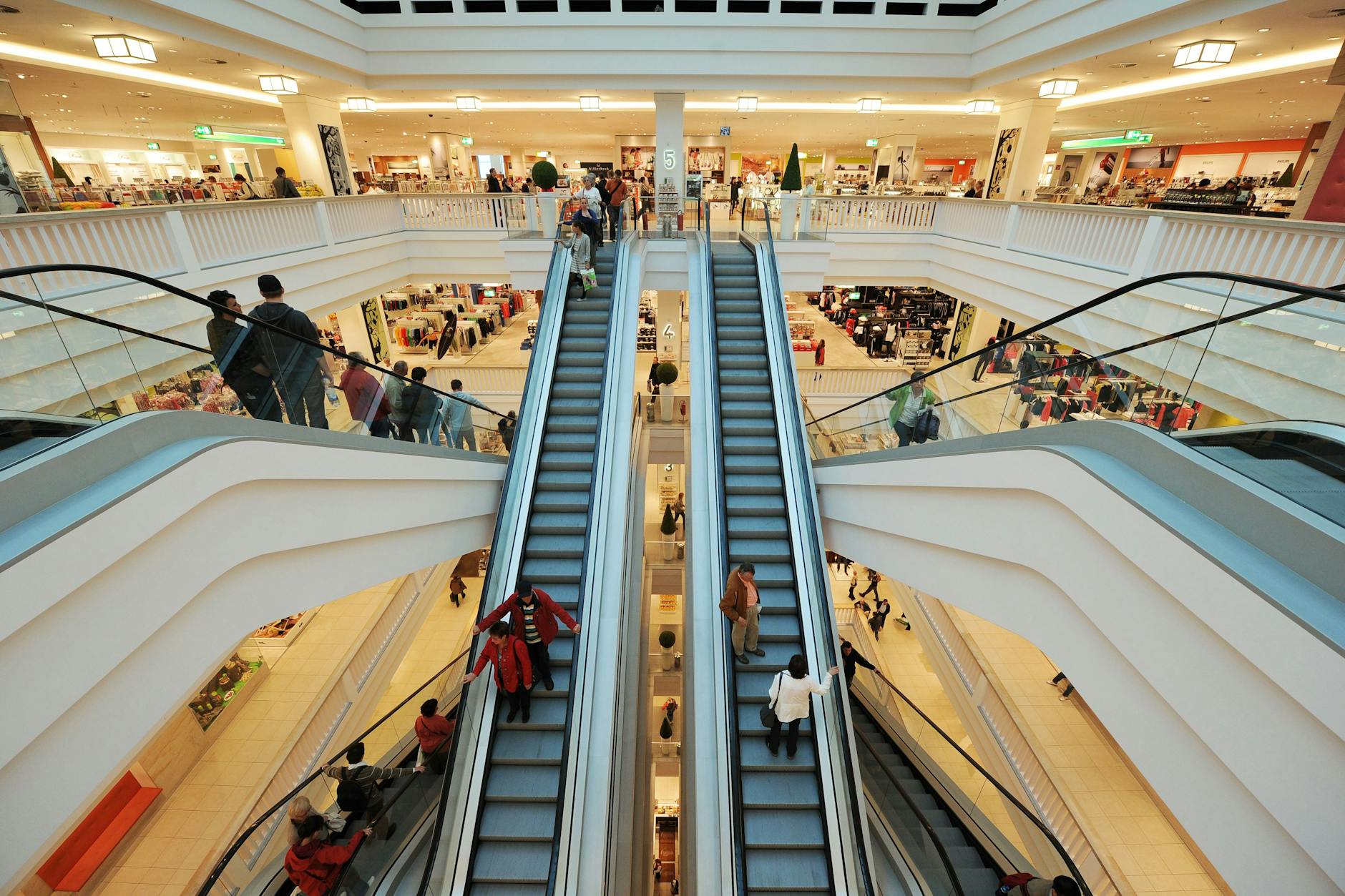 Galeria Kaufhof am Berliner Alexanderplatz: Die Warenhauskette hat finanzielle Probleme.