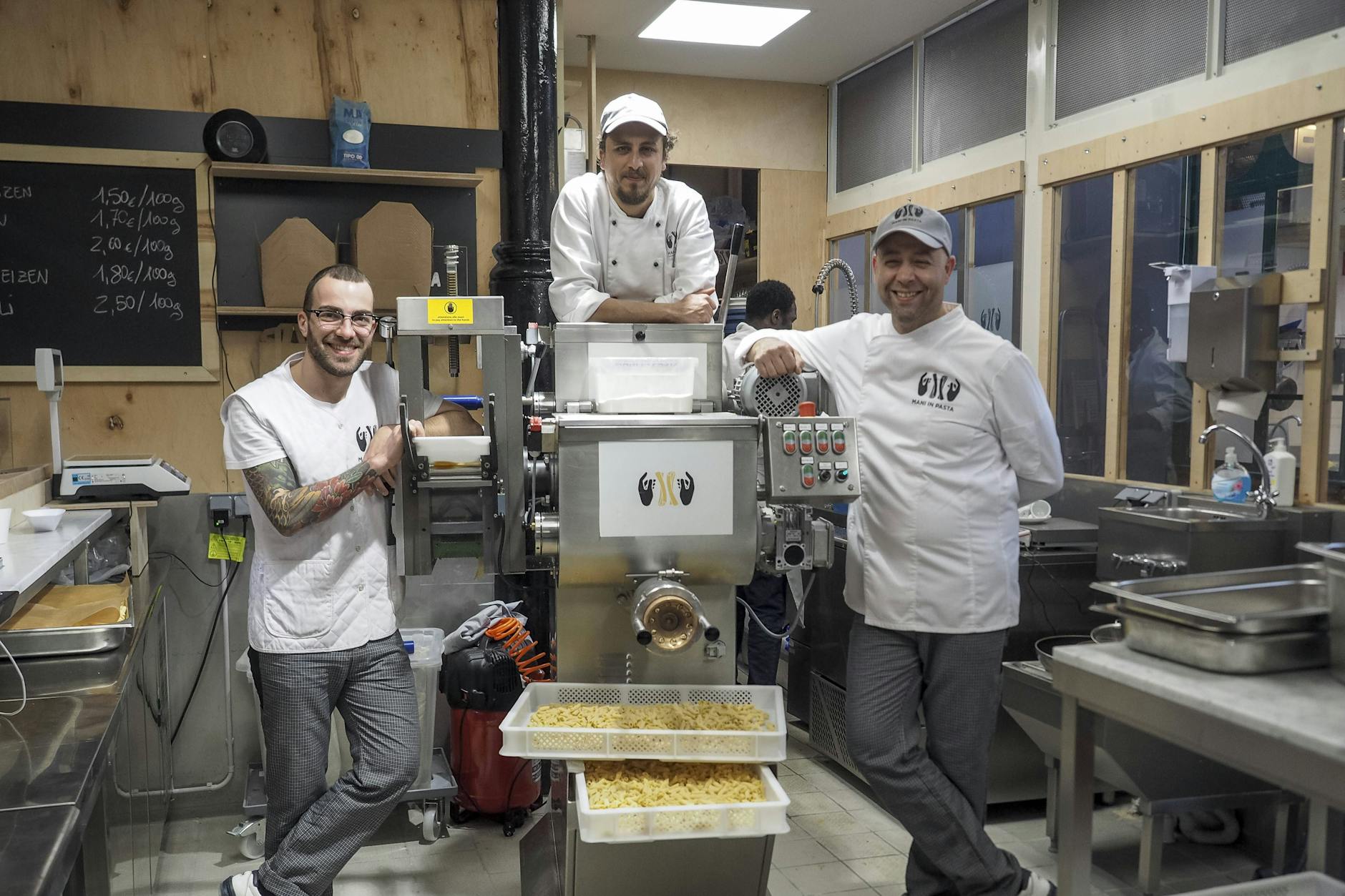 Lorenzo Corisi, Gioacchino Celona und Angelo Celona vom Mani in Pasta in der Markthalle Neun.