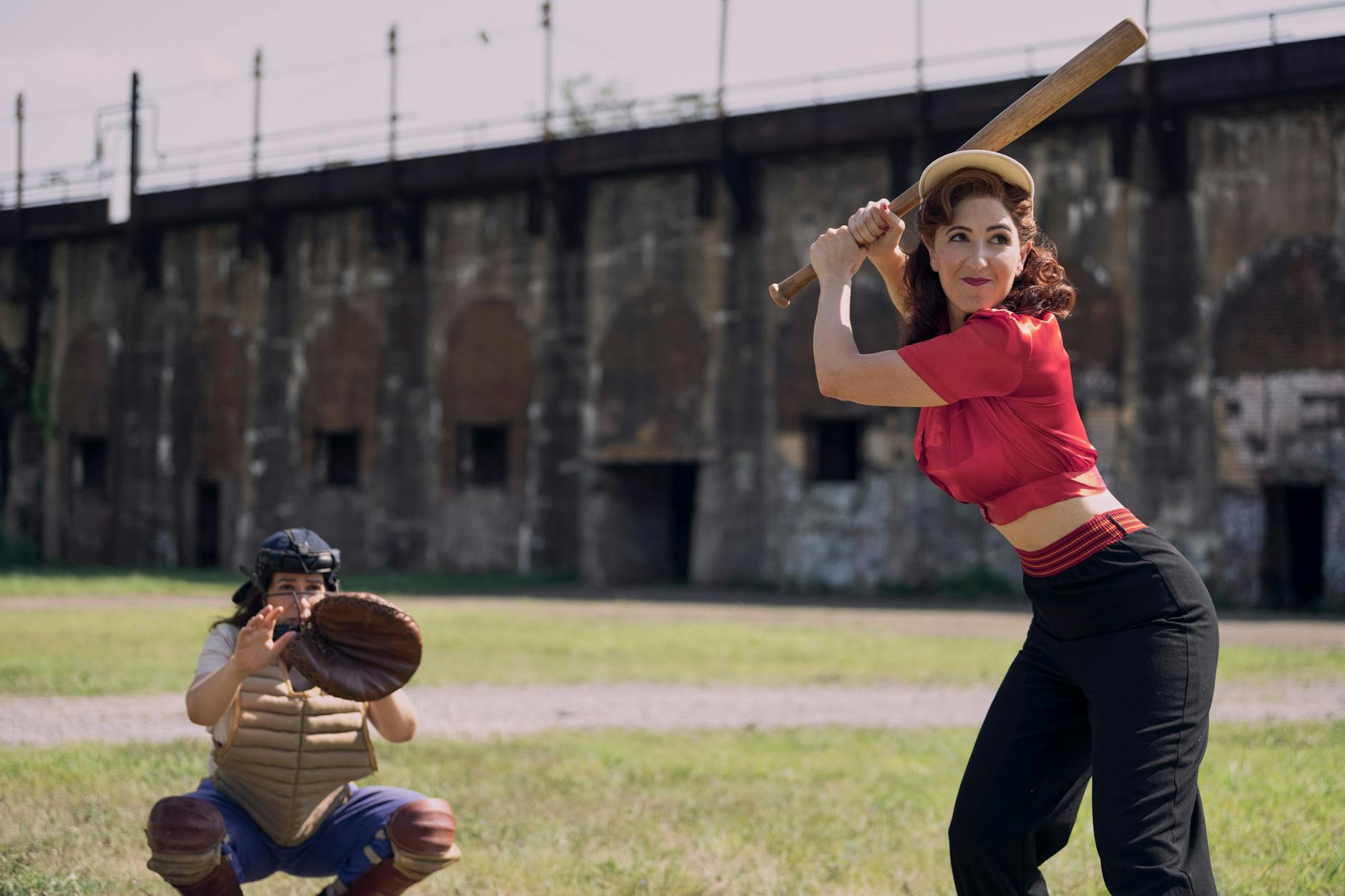 Gut spielen reicht nicht, die Rockford Peaches müssen auch gut aussehen. Hier: D’Arcy Carden als Greta.