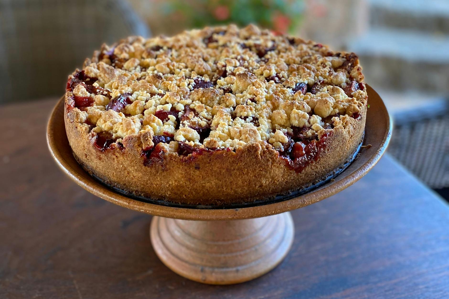 Sieht aus wie von der besten Konditorei, ist aber in ein paar Minuten ohne Schweiß und Aufwand entstanden. Felix Hanika präsentiert: den einfachsten Pflaumenkuchen der Welt