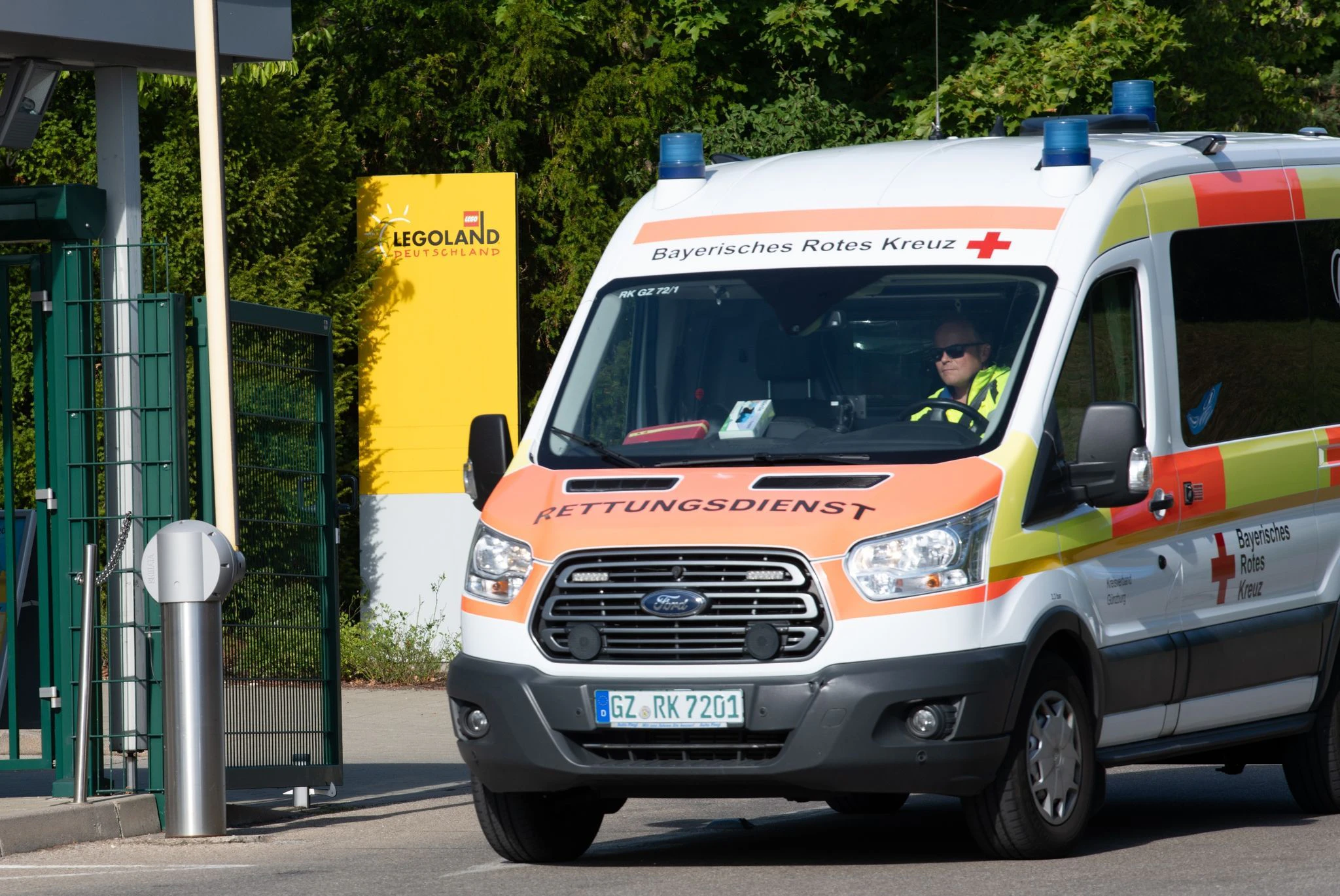 Ein Rettungswagen fährt an der Zufahrt zum Legoland Deutschland vorbei.  