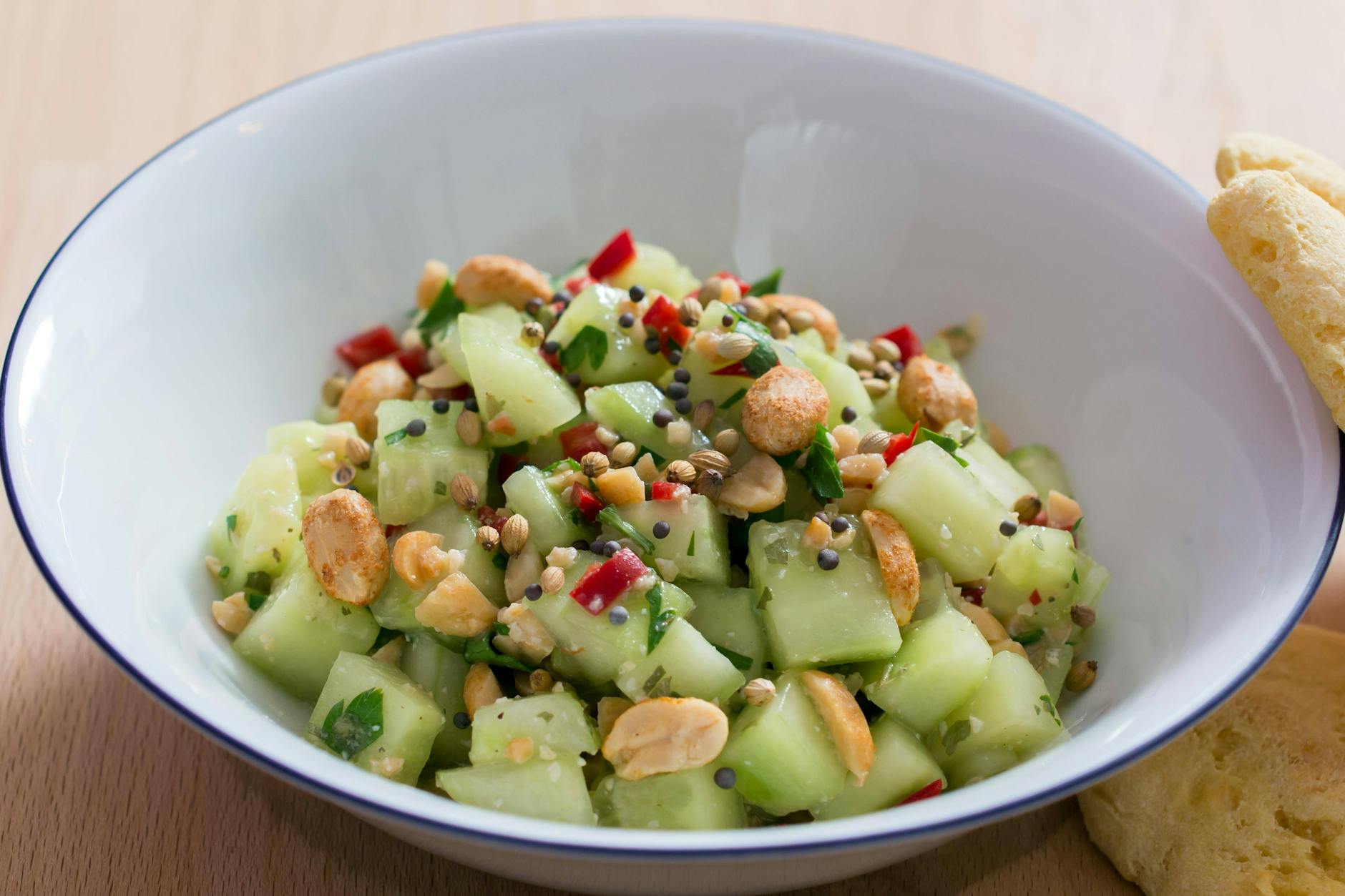 Das Rezept für Gurkensalat mit Crunsh ist kinderleicht, der Salat einfach der Hammer.
