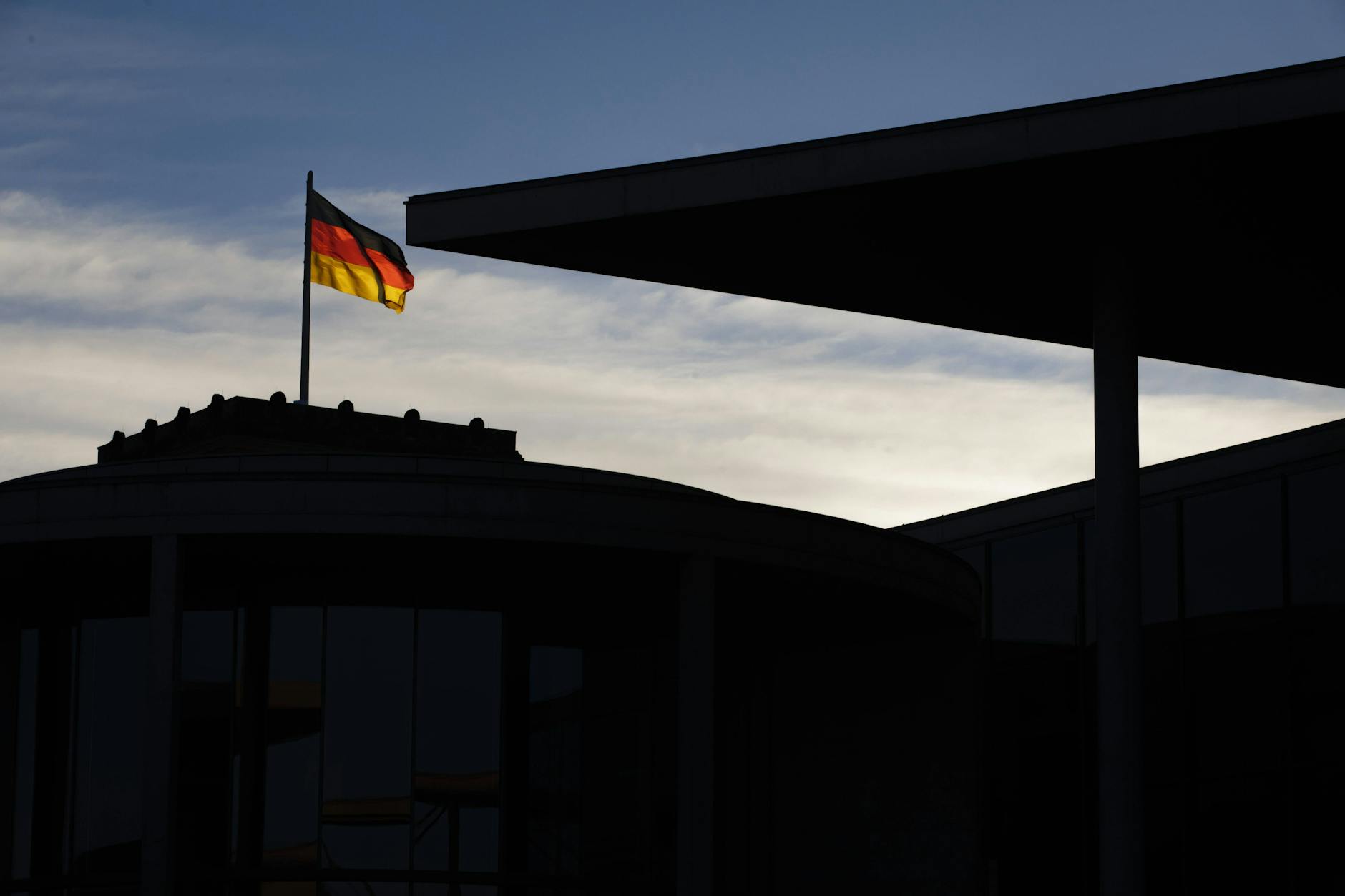Die Deutschland Flagge am Bundestag.