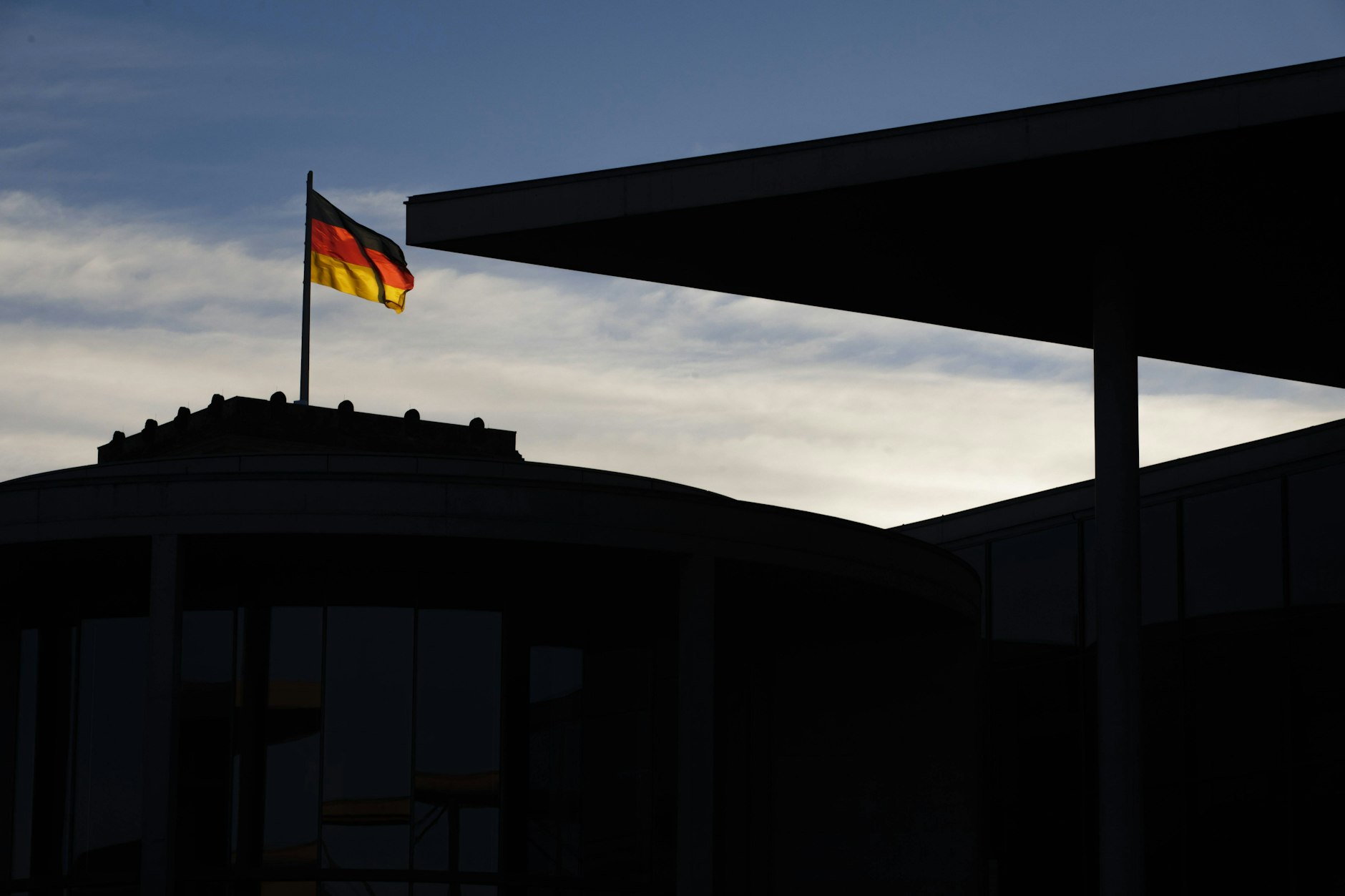 Die Deutschland Flagge am Bundestag.