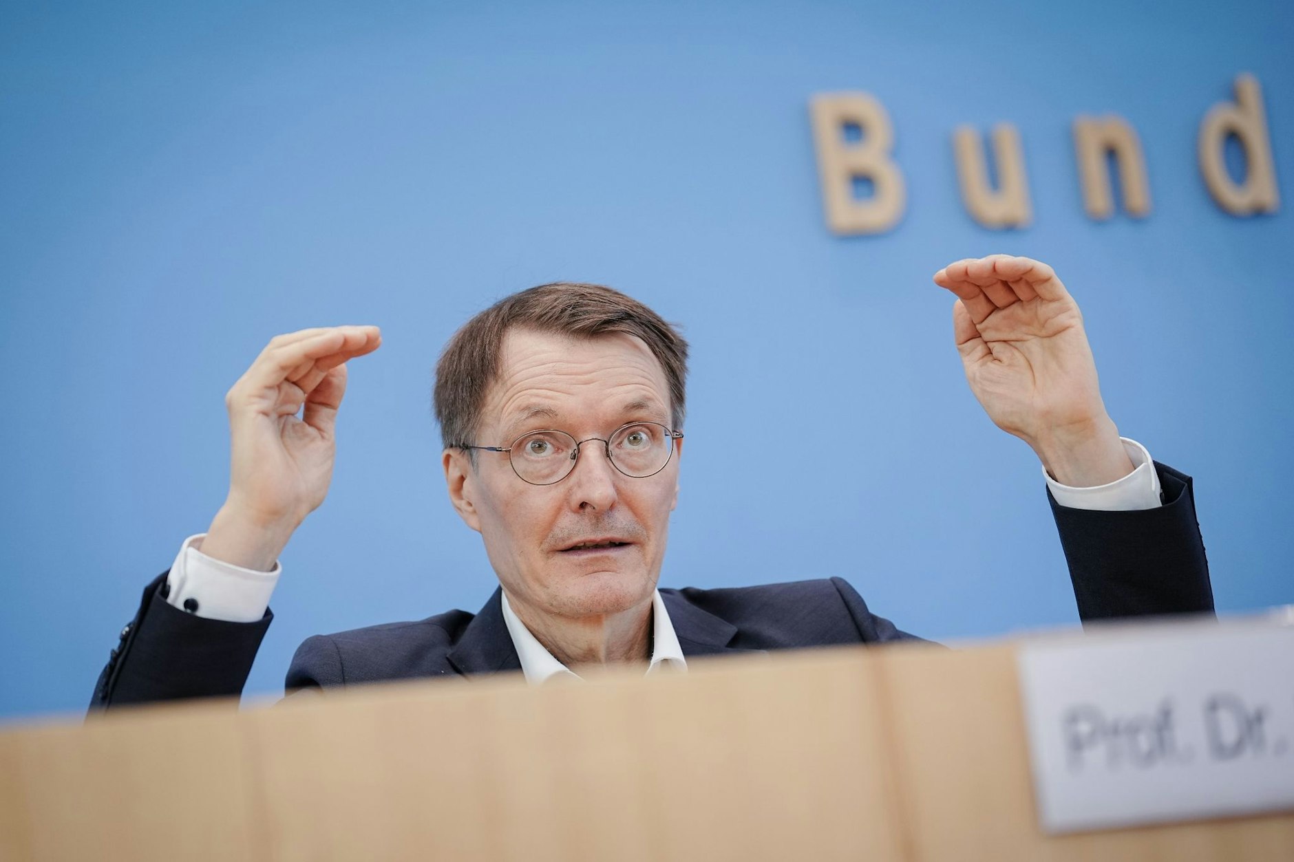 Bundesgesundheitsminister Karl Lauterbach sieht die Corona-Sommerwelle gebrochen