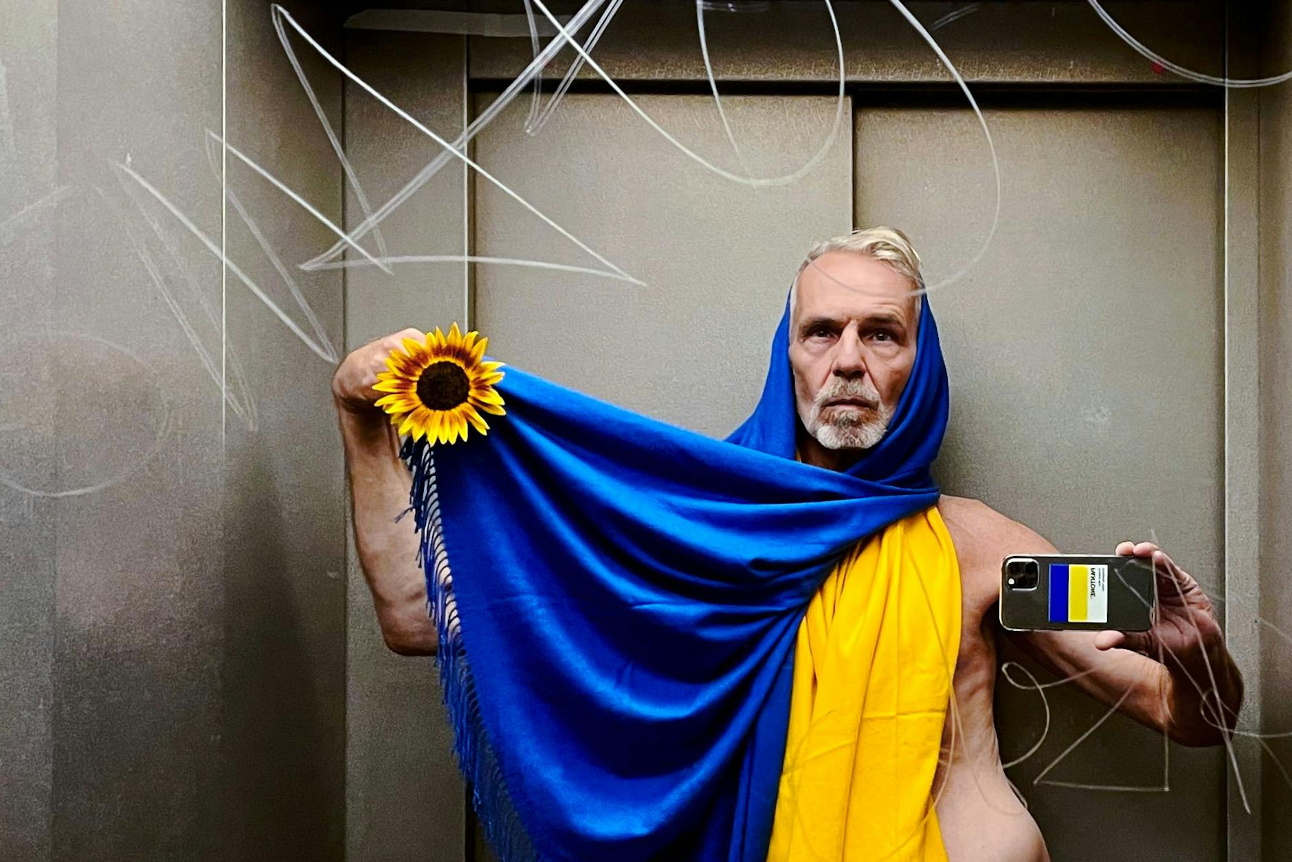 In Pose für die Ukraine: Frank Peter Wilde in seinem Aufzug.