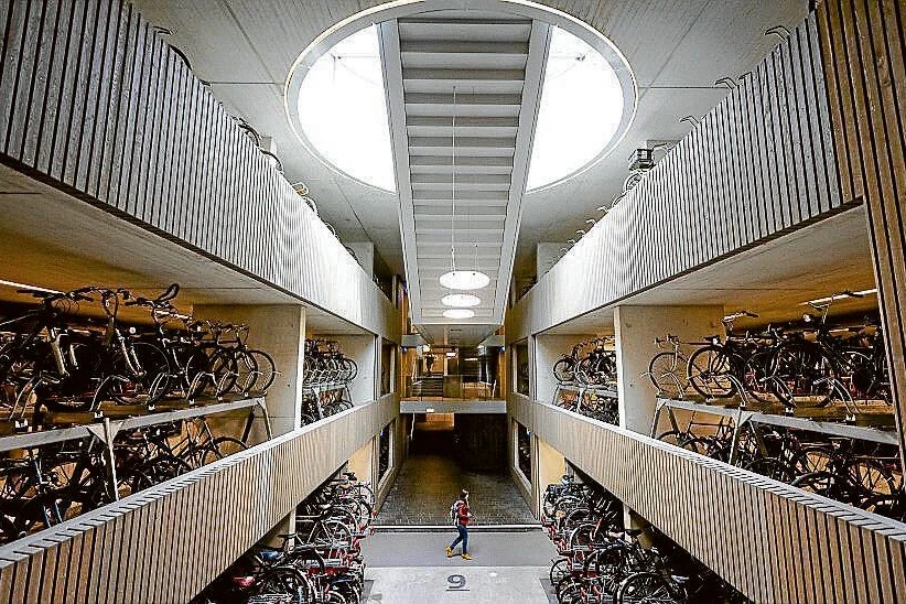 So groß werden die Anlagen in Berlin nicht werden. Die „Stationpleinstalling“ im niederländischen Utrecht gilt mit 12.500 Stellplätzen als das größte Fahrradparkhaus der Welt.