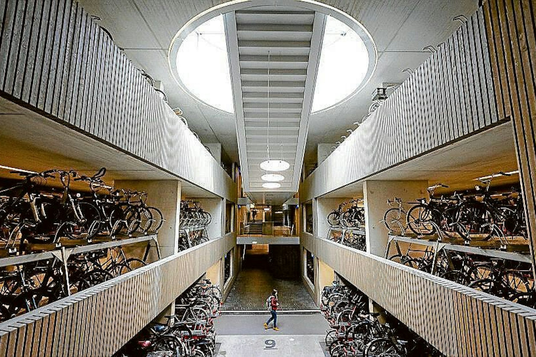 So groß werden die Anlagen in Berlin nicht werden. Mit Stellplätzen für 12.500 Räder hat die niederländische Stadt Utrecht das größte Fahrradparkhaus der Welt.