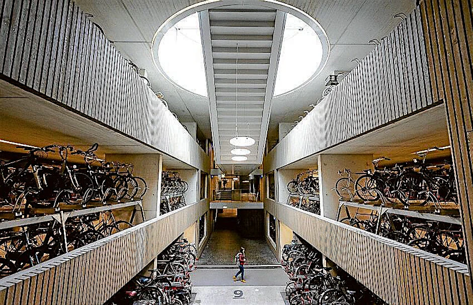 So groß werden die Anlagen in Berlin nicht werden. Mit Stellplätzen für 12.500 Räder hat die niederländische Stadt Utrecht das größte Fahrradparkhaus der Welt.